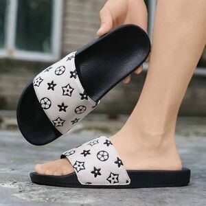 NWT Designer  Black & White Muli Designed Pool Slides Size 43